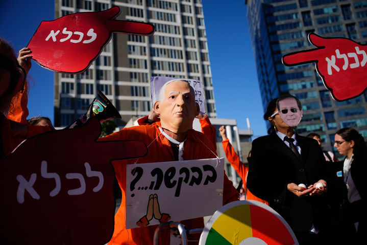 [텔아비브=AP/뉴시스] 베냐민 네타냐후 이스라엘 총리가 자신의 부패 혐의를 사면해달라고 대통령에게 요청한 가운데 지난 1일(현지 시간) 이스라엘 텔아비브 법원 앞에서 시민들이 네타냐후 총리를 비판하는 시위를 벌이고 있다. 2025.12.04.