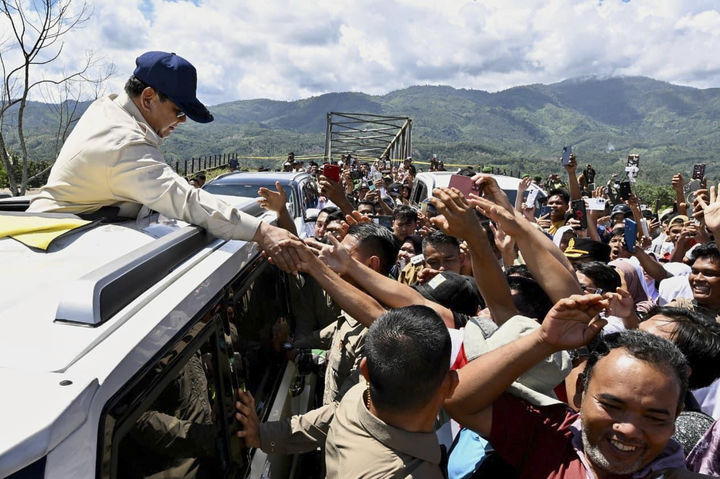 [아체=AP/뉴시스] 프라보워 수비안토(왼쪽) 인도네시아 대통령이 지난해 12월 1일 인도네시아 수마트라섬 아체 홍수 피해 현장을 방문해 이재민들과 인사를 나누고 있다. 2026.03.31.