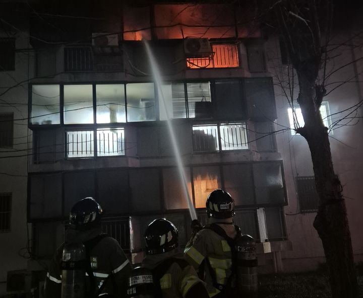 [부여=뉴시스] 1일 오전 5시9분께 충남 부여군 부여읍 3층짜리 공동주택 3층에서 불이 나 현장에 출동한 소방대원들이 진화에 나서고 있다. (사진=부여소방서 제공) 2025.12.01. photo@newsis.com *재판매 및 DB 금지