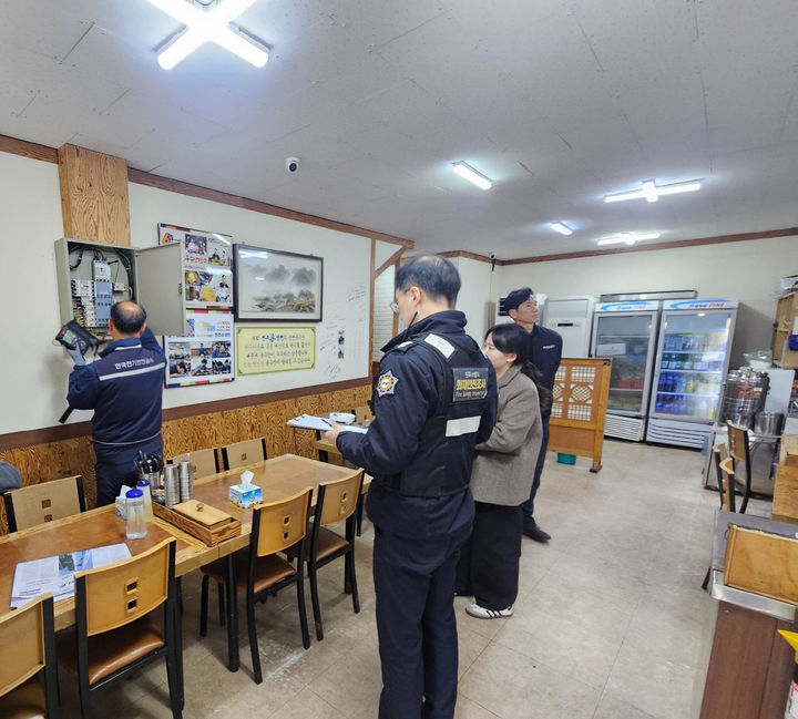 [진주=뉴시스]진주시, 다중이용시설 화재 점검.(사진=진주시 제공).2025.12.01.photo@newsis.com *재판매 및 DB 금지