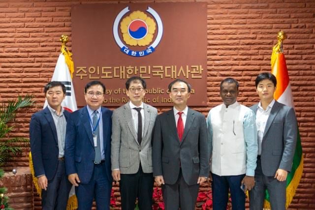 (왼쪽부터) 조성준 주인도대한민국대사관 상무관, 김동규 이엠앤아이 사외이사, 고창훈 이엠앤아이 대표, 이성호 주인도대한민국대사관 대사, 슈레쉬 이엠앤아이 인도 자문, 안한별 주인도대한민국대사관 서기관. (사진=이엠앤아이) *재판매 및 DB 금지