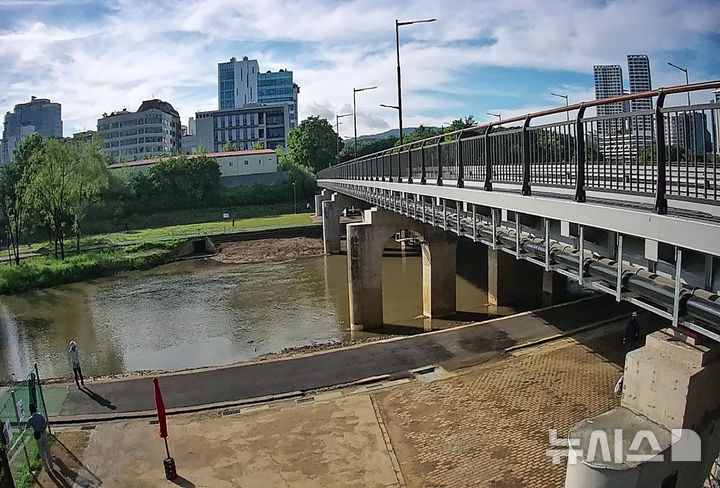 [성남=뉴시스] 보도교 신설 및 차도부 재포장을 완료한 서현교. (사진=성남시 제공) 2025.12.01. photo@newsis.com
