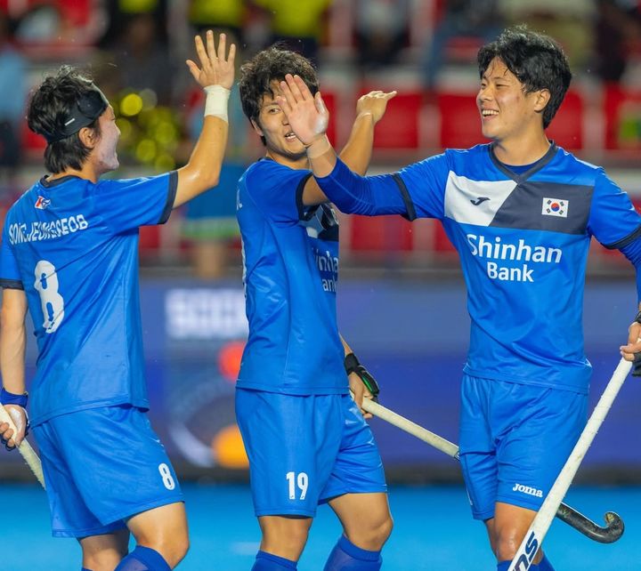 [서울=뉴시스]한국 주니어(21세 이하) 남자 하키 대표팀이 지난달 30일(현지 시간) 인도 첸나이에서 열린 제14회 국제하키연맹(FIH) 월드컵 조별리그 두 번째 경기에서 방글라데시와 맞붙어 득점한 후 기뻐하고 있다. (사진=아시아하키연맹 공식 인스타그램 캡처) 2025.12.01. photo@newsis.com *재판매 및 DB 금지