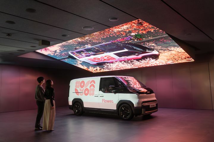 [서울=뉴시스] 기아가 경기도 화성 오토랜드(AutoLand) 화성에 고객체험 공간을 열고 목적기반차(PBV) 생태계 확장에 나선다고 1일 밝혔다. 사진은 고객체험 공간 1층 PBV 스테이지 전경 (사진=기아 제공) photo@newsis.com *재판매 및 DB 금지