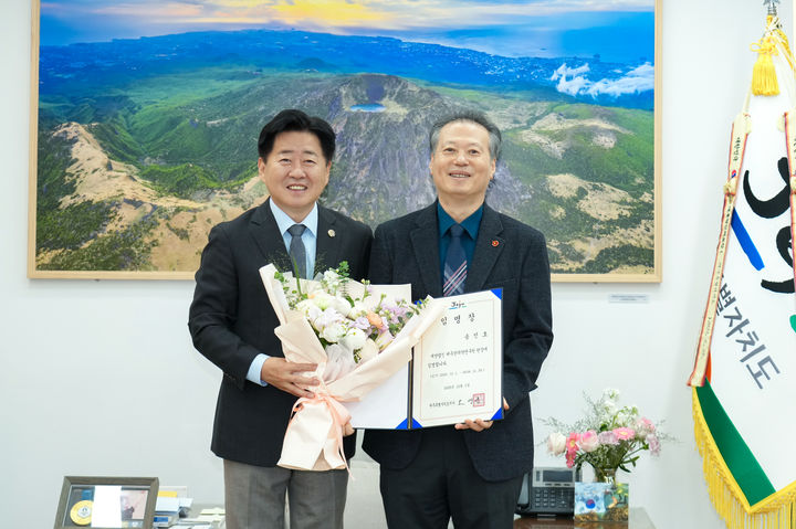 [제주=뉴시스] 오영훈 제주도지사는 1일 집무실에서 송민호(오른쪽) 제주한의약연구원장에게 임명장을 수여하고 있다. (사진=제주도 제공) 2025.12.01. photo@newsis.com *재판매 및 DB 금지