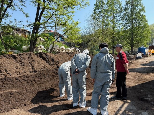 [아산=뉴시스] 악취 전문가가 아산시 소재 축산농가를 방문해 악취저감을 위한 방안을 마련하기 위해 시설을 점검하고 있다.(사진= 아산시 제공).2025.12.01.photo@newsis.com. *재판매 및 DB 금지