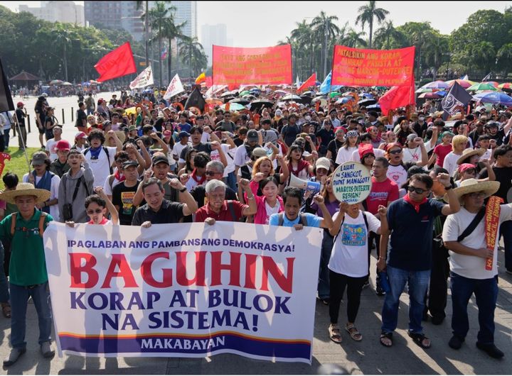 [마닐라=AP/뉴시스] 지난달 30일 필리핀 마닐라에서 시민들이 '홍수 부패 스캔들' 관련자들에 대한 처벌을 요구하는 시위를 벌이고 있다. 2025.12.01.  *재판매 및 DB 금지