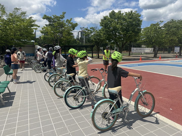 [수원=뉴시스] 만석공원 자전거 안전교육. (사진=수원시 제공) 2025.12.01. photo@newsis.com *재판매 및 DB 금지