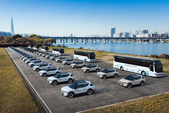 [서울=뉴시스] 현대차그룹이 오는 2~4일 서울에서 열리는 ‘수소위원회 CEO 서밋’에 지원하는 디 올 뉴 넥쏘와 유니버스 수소전기버스 모습. 현대차그룹은 행사 기간 모든 이동 수단을 수소전기차로 운영하며 한국 수소 기술 경쟁력을 알릴 계획이다. (사진=현대차그룹 제공) 2025.12.01 photo@newsis.com *재판매 및 DB 금지