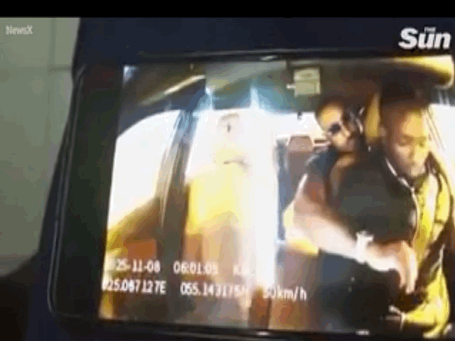 두바이에서 운행 중이던 택시 안에서 한 승객이 운전사의 가슴을 만지는 등 성추행한 뒤, 폭행까지 가해 차량을 빼앗고 달아난 사건이 발생했다.2025.12.01.(사진=더 선 캡처) *재판매 및 DB 금지