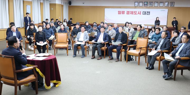 [대전=뉴시스]이장우 시장이 1일 시청 대회의실에서 소상공인 등 약 50여 명과 민생경제 안정 및 애로사항을 청취하기 위해 간담회를 갖고 있다. 2025. 12. 01 photo@newsis.com *재판매 및 DB 금지