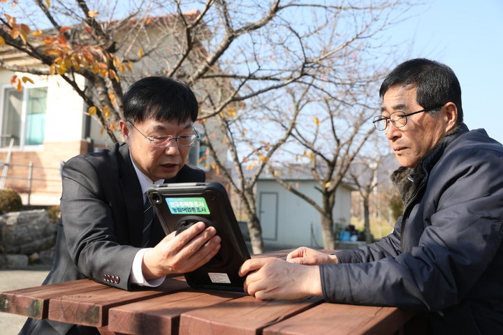 [세종=뉴시스] 안형준 국가데이터처장은 경북 김천시의 농림어업총조사 대상가구를 방문해 조사 참여 방법에 대해 설명하고, 적극적인 조사협조를 당부했다. (사진 = 국가데이터처 제공) 2025.12.01. *재판매 및 DB 금지