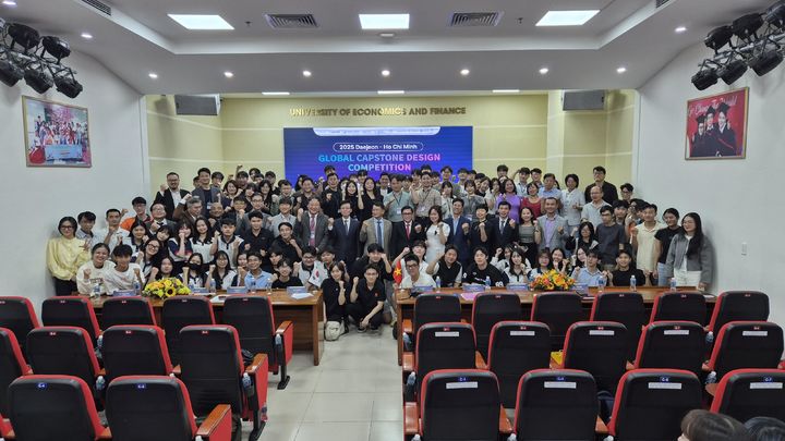 [대전=뉴시스] 한국폴리텍IV대학 대전캠퍼스 '2025 대전-호치민 글로벌캡스톤디자인 경진대회' 기념촬영. (사진=대전캠퍼스 제공) 2025.12.01. photo@newsis.com *재판매 및 DB 금지