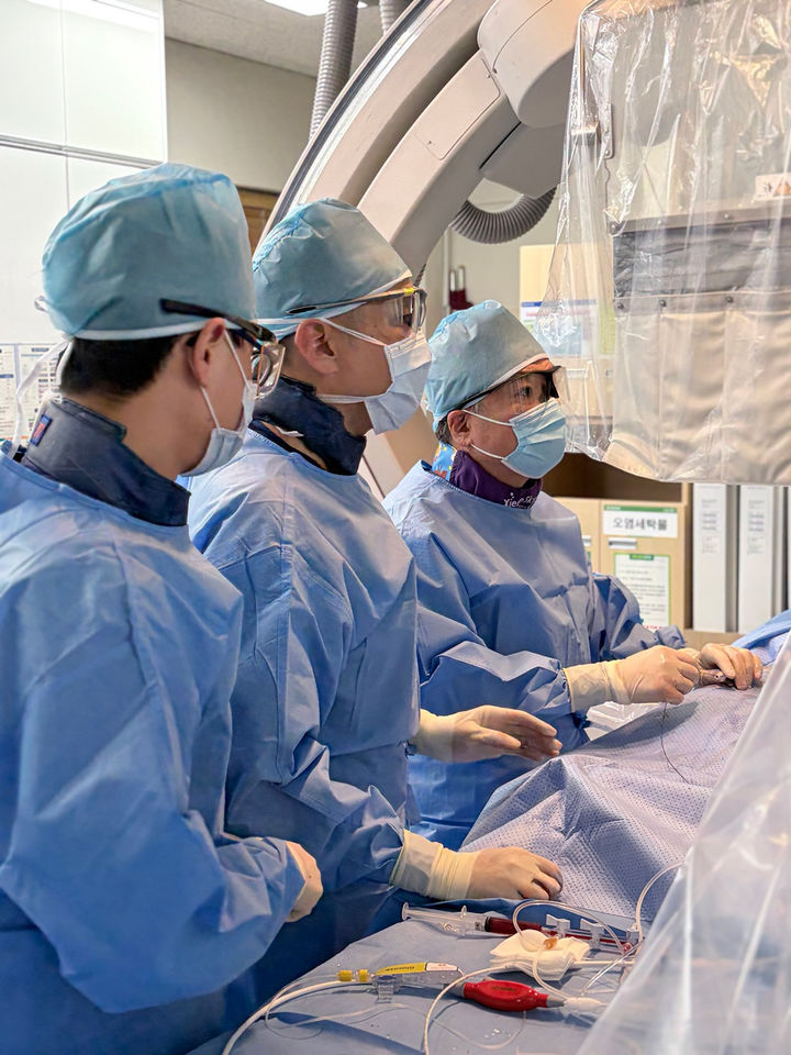 [광주=뉴시스] 변재훈 기자 = 전남대학교병원이 전국 최초로 도입한 '임펠라(Impella CP·좌심실 기능 보조 기계순환장치'를 이용한 시술에 성공했다고 1일 밝혔다. 병원 순환기내과 중재시술팀 (사진 오른쪽부터) 안영근·김민철·임용환 교수가 급성심근경색·심장성 쇼크 발생 환자에게 '임펠라'를 이용한 시술을 하고 있다. (사진=전남대병원 제공) 2025.12.01. photo@newsis.com *재판매 및 DB 금지