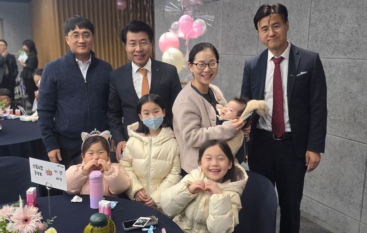 [서울=뉴시스] 송파구 출생아. 2025.12.01. (사진=송파구 제공) *재판매 및 DB 금지