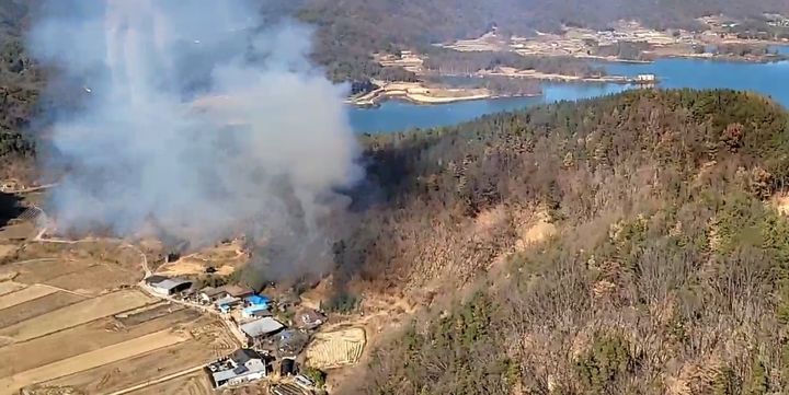 [상주=뉴시스] 상주 야산 불. (사진=경북소방본부 제공) 2025.12.01 photo@newsis.com *재판매 및 DB 금지