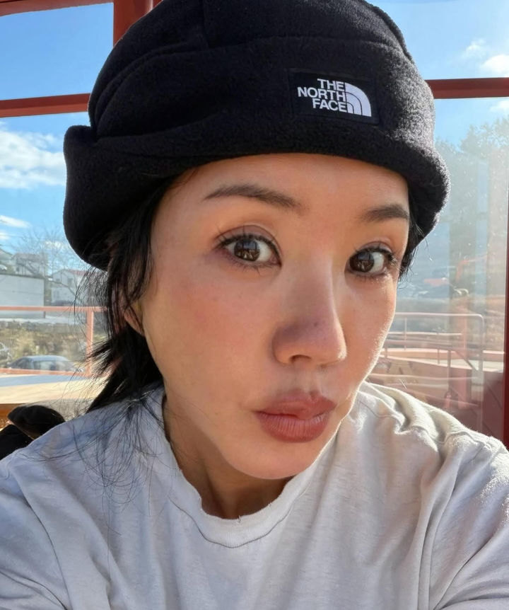 [서울=뉴시스] 가수 겸 배우 엄정화. (사진=엄정화 인스타그램 캡처) 2025.12.01. photo@newsis.com *재판매 및 DB 금지