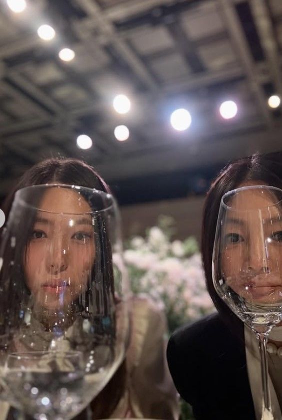 [서울=뉴시스] 이진이, 황신혜. (사진=황신혜 인스타그램 캡처) 2025.12.01. photo@newsis.com *재판매 및 DB 금지