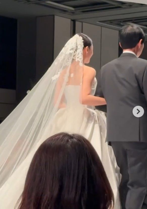 [서울=뉴시스] 황신혜가 소셜미디어에 함은정의 결혼식 현장을 공개했다. (사진=황신혜 인스타그램 캡처) 2025.12.01. photo@newsis.com *재판매 및 DB 금지