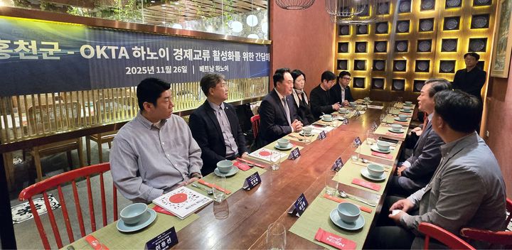 [홍천=뉴시스] 홍천군(군수 신영재)이 지난 11월 24일부터 29일까지 캄보디아와 베트남을 연이어 방문해, 안정적인 계절근로자 수급 체계 구축과 지역 경제 활성화를 위한 초석을 다졌다 고 밝혔다. 홍천군 제공. *재판매 및 DB 금지