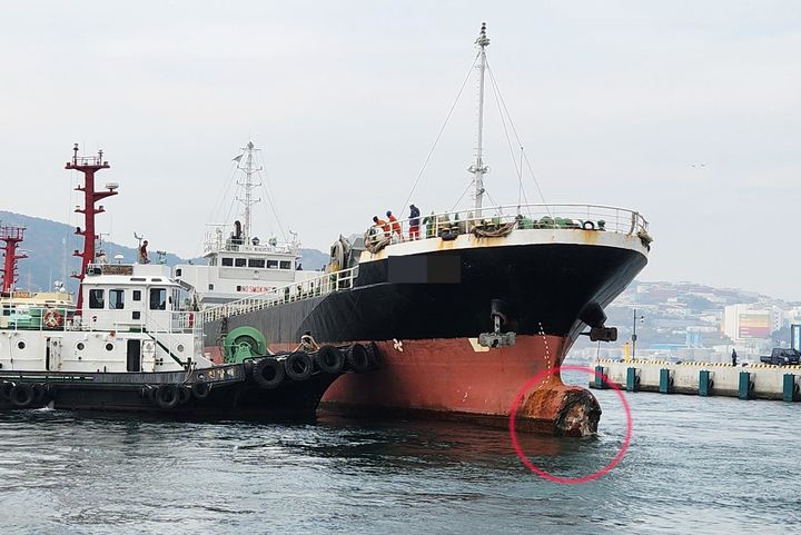 [부산=뉴시스] 1일 오전 부산 사하구 감천항 3부두에서 상투메 프린시페 국적 화물선 A호(1990t·승선원 인도네시아인 10명) 구상선수(수면 아래 공 모양으로 설계된 뱃머리)가 부두와 충돌해 파손됐다고 도선사가 부산해경에 신고했다. (사진=부산해경 제공) 2025.12.01. photo@newsis.com *재판매 및 DB 금지