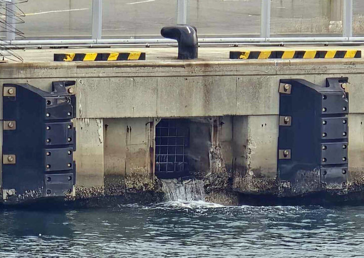 [부산=뉴시스] 1일 오전 부산 사하구 감천항 3부두에서 상투메 프린시페 국적 화물선 A호(1990t·승선원 인도네시아인 10명) 구상선수(수면 아래 공 모양으로 설계된 뱃머리)가 부두와 충돌해 파손됐다고 도선사가 부산해경에 신고했다. (사진=부산해경 제공) 2025.12.01. photo@newsis.com *재판매 및 DB 금지