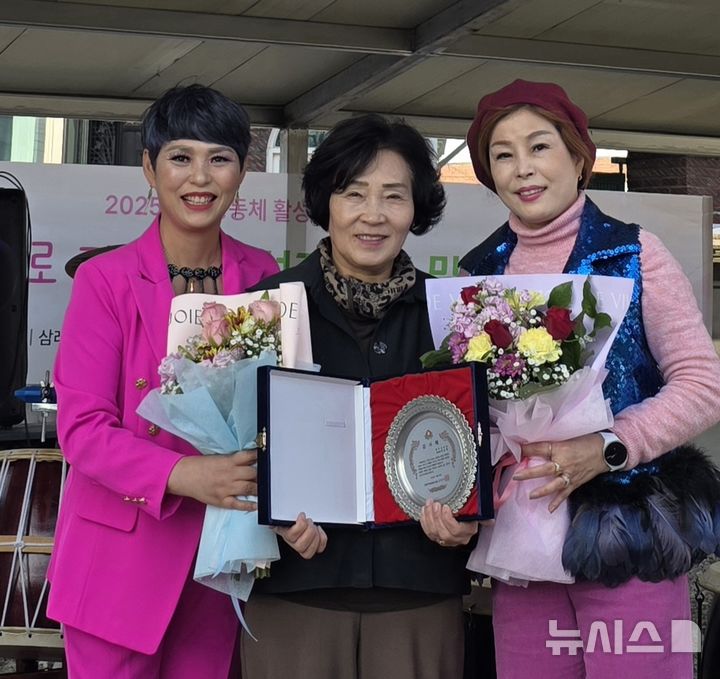 [완주=뉴시스] 이순덕 완주군의원(가운데)이 완주군 삼례 하리조사마을서 감사패 받고 기념촬용을 하고 있다. (사진= 완주군의회 제공) *재판매 및 DB 금지