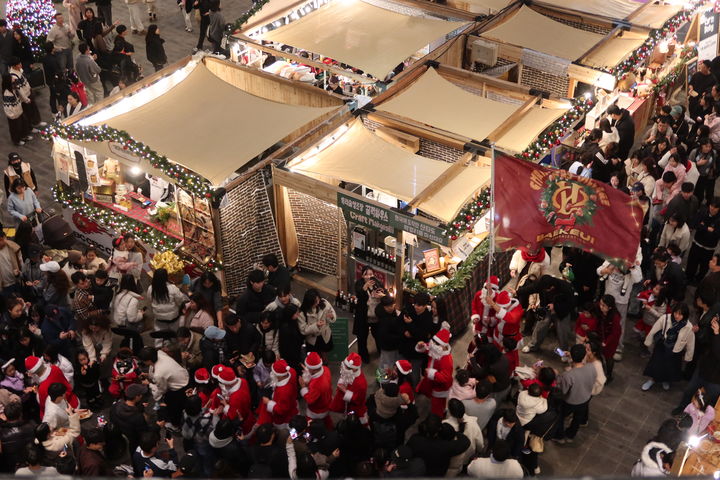 [부산=뉴시스] 크리스마스 빌리지 부산 2025 행사가 참여하는 방문객들로 북적이고 있다. (사진=영화의전당 제공) 2025.12.01. photo@newsis.com *재판매 및 DB 금지