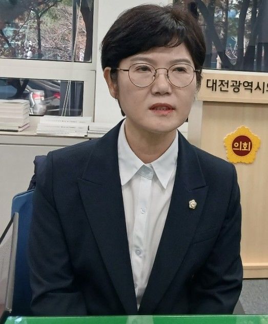 [대전=뉴시스] 조명휘 기자 = 신혜영(더불어민주당·마선거구) 대전 서구의원이 1일 대전시의회 기자실에서 내년 지방선거 서구청창 출마 의사를 밝히고 있다. 2025.12.01. photo@newsis.com *재판매 및 DB 금지