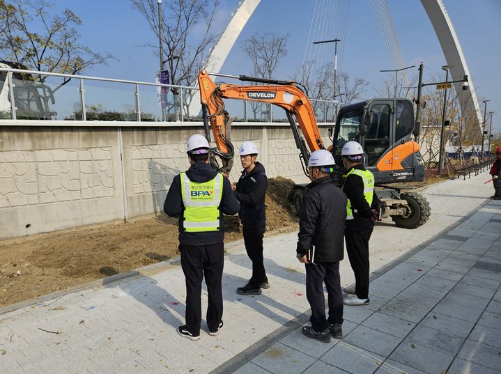[부산=뉴시스] 부산항만공사 직원들이 북항재개발현장에서 안전 점검을 하고 있다. (사진=부산항만공사 제공) 2025.12.01. photo@newsis.com *재판매 및 DB 금지