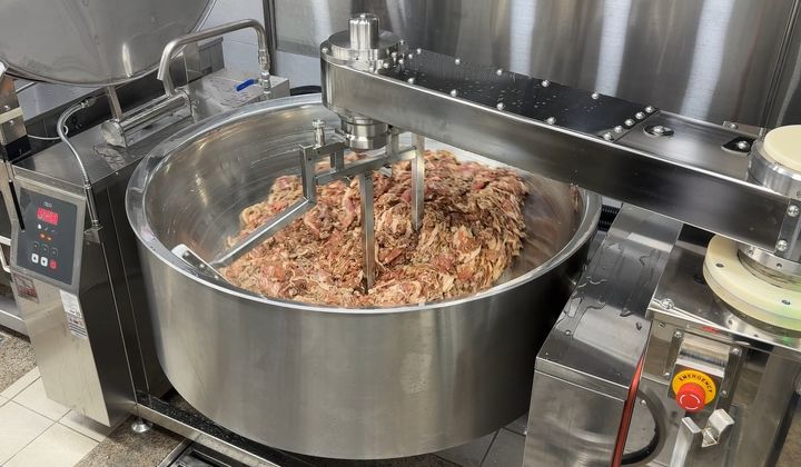 [제주=뉴시스] 제주여자상업고등학교에 학교급식 분야에선 전국 최초로 도입된 AI 기반 조리로봇이 볶음 공정을 수행하고 있는 모습. (사진=제주도교육청 제공) *재판매 및 DB 금지