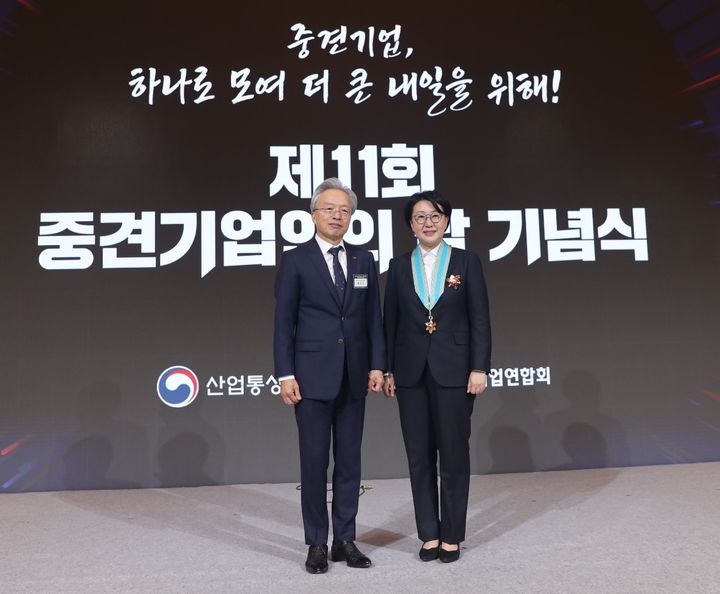 1일 개최된 제11회 중견기업인의 날 기념식에서 이지선 신성이엔지 대표이사(오른쪽)가 은탑산업훈장을 받고 한국중견기업연합회 최진식 회장과 기념촬영을 하고 있다. (사진=신성이엔지) *재판매 및 DB 금지