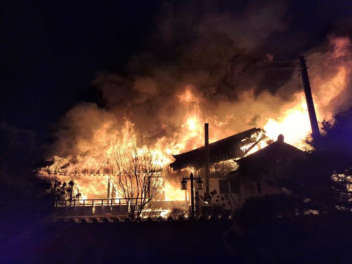 [강릉=뉴시스] 주택 화재 모습. (사진=강릉소방서 제공) 2025.12.01. photo@newsis.com *재판매 및 DB 금지