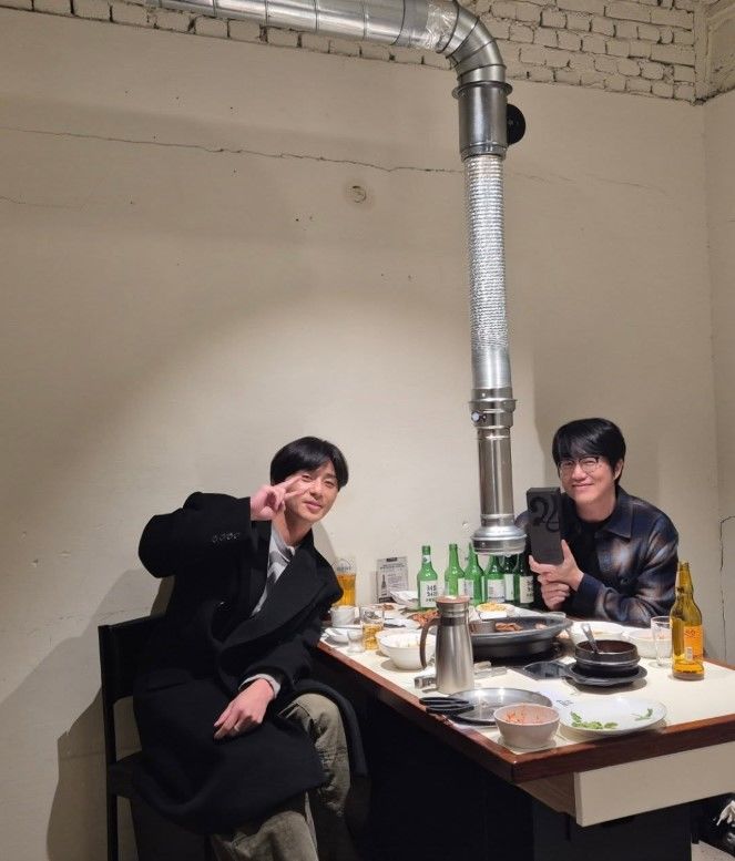 [서울=뉴시스] 가수 성시경이 배우 박서준과의 술자리 사진을 공개하며 친분을 드러냈다. (사진=성시경 인스타그램 캡처) 2025.12.01. photo@newsis.com *재판매 및 DB 금지