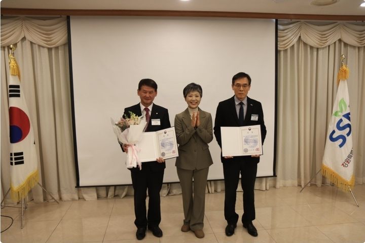 [강릉=뉴시스] 한국남동발전 영동에코발전본부가 지난달 28일 올해 '지역사회공헌 인정의 날'에서 사회공헌 유공분야 보건복지부 장관상을 수상한 후 기념사진을 찍고 있다. (사진=영동에코발전본부 제공) 2025.12.01. photo@newsis.com *재판매 및 DB 금지