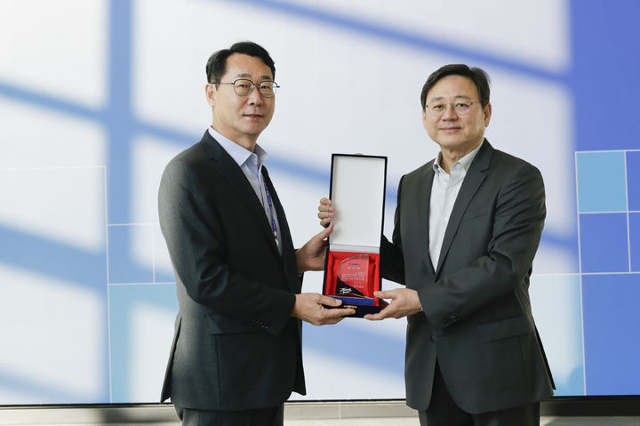 [화성=뉴시스]정명근 화성시장(사진 왼쪽)이 1일 ASML코리아를 방문, 최한종 ASML 코리아 대표이사로부터 감사패를 전달 받고 기념 촬영을 하고 있다.(사진=화성시 제공)2025.12.01.photo@newsis.com *재판매 및 DB 금지
