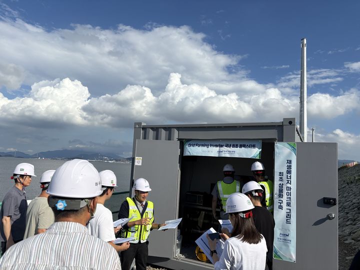 [나주=뉴시스] 전력거래소 사내벤처에서 출발한 1호 분사창업기업 ㈜한국그리드포밍이 핵심 역할을 맡은 가운데, 재생에너지 계통 안정화 기술인 '그리드포밍(Grid-Forming) 인버터'의 대규모 실증과 국제 공동연구가 본격 추진되고 있다. 사진은 제주도에서 이뤄진 성능검증 시연회 한 모습. (사진=한국그리드포밍 제공) photo@newsis.com *재판매 및 DB 금지
