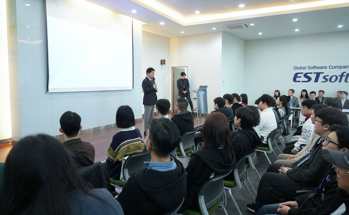 [제주=뉴시스] 1일 실무형 AI 인재 양성 프로그램 '오르미 캠프'에서 오영훈 제주지사가 교육생들에게 축사를 전하고 있다. (사진=제주도 제공) 2025.12.01. photo@newsis.com *재판매 및 DB 금지