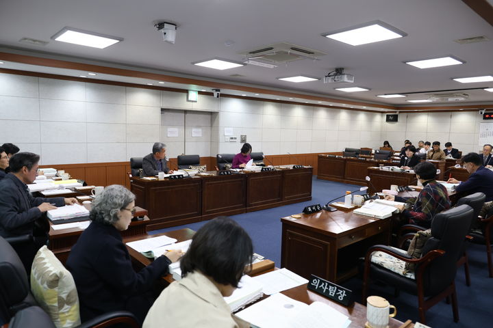 [동해=뉴시스] 1일 동해시의회가 제357회 제2차 정례회 제2차 예산결산특별위원회를 열고 있다. (사진=동해시의회 제공) 2025.12.01. photo@newsis.com *재판매 및 DB 금지