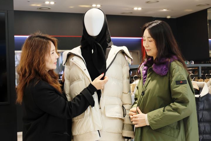 [대구=뉴시스] 롯데백화점 대구점은 1층에서 이탈리아 럭셔리 패딩 브랜드 '페트레이' 팝업스토어를 운영한다. (사진 = 롯데백화점 제공) 2025.12.01. photo@newsis.com *재판매 및 DB 금지