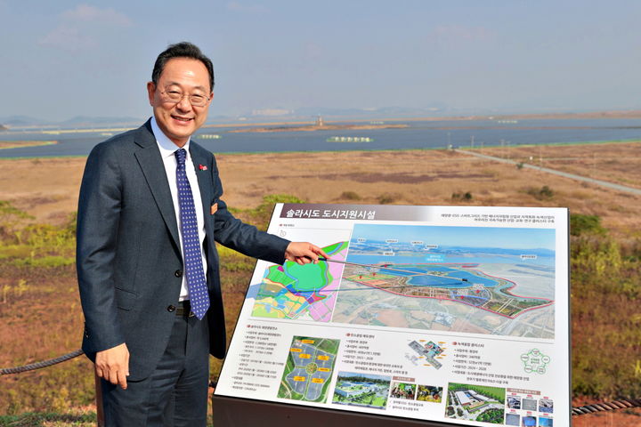 [해남=뉴시스]솔라시도 기업도시 현장 점검하는 명현관 해남군수. (사진=해남군 제공) 2025.12.01. photo@newsis.com *재판매 및 DB 금지