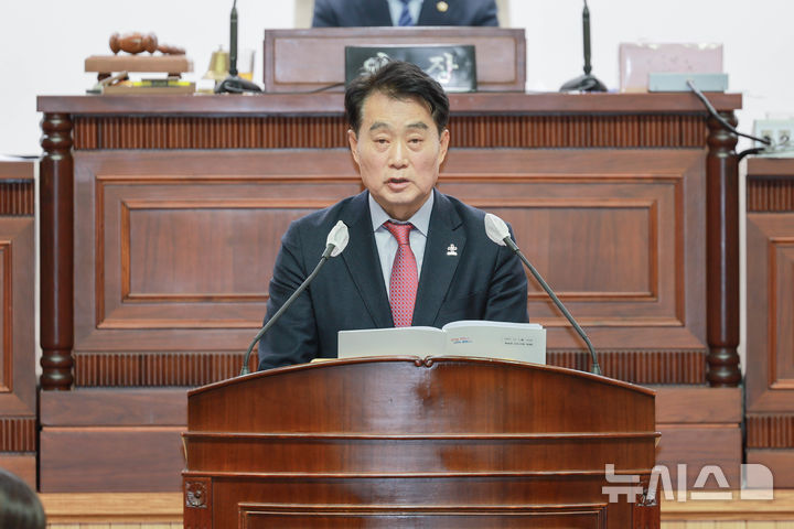 [군포=뉴시스] 하은호 군포시장이 1일 열린 군포시의회 제2차 정례회 본회의에 참석해 내년도 시정 운영 방안에 관해 설명하고, 내년도 예산(안)에 대한 적극적인 협조와 검토를 요청하고 있다. (사진=군포시 제공).2025.12.01.photo@newsis.com