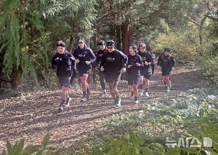 [제주=뉴시스] 제주소방안전본부 동호회 '온트레일'이 1일 오전 제주에서 고(故) 임성철 소방장 순직 2주기 추모 트레일런을 하고 있다. 이들은 이날 임 소방장 근무지였던 서귀포시 표선119센터부터 국립제주호국원까지 55㎞ 구간을 뛰고 추모식을 거행했다. (사진=독자 제공) 2025.12.01. photo@newsis.com
