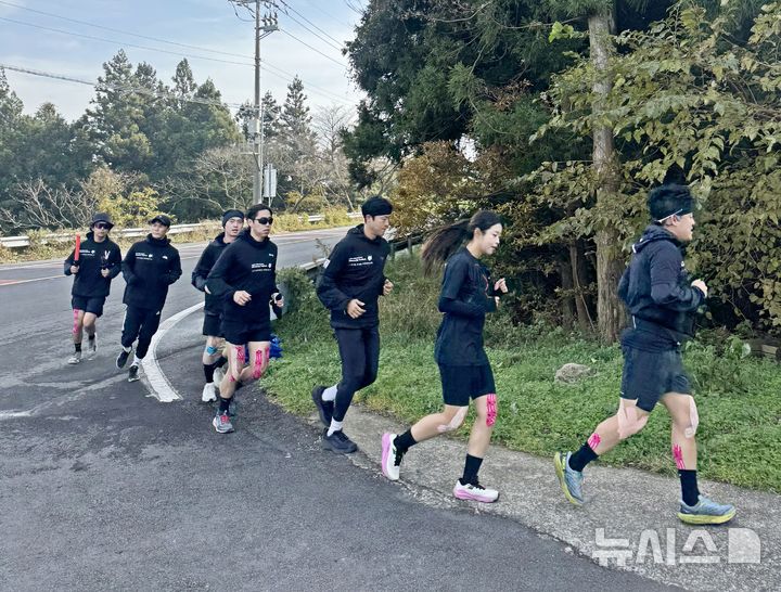 [제주=뉴시스] 제주소방안전본부 동호회 '온트레일'이 1일 오전 제주에서 고(故) 임성철 소방장 순직 2주기 추모 트레일런을 하고 있다. 이들은 이날 임 소방장 근무지였던 서귀포시 표선119센터부터 국립제주호국원까지 55㎞ 구간을 뛰고 추모식을 거행했다. (사진=독자 제공) 2025.12.01. photo@newsis.com 