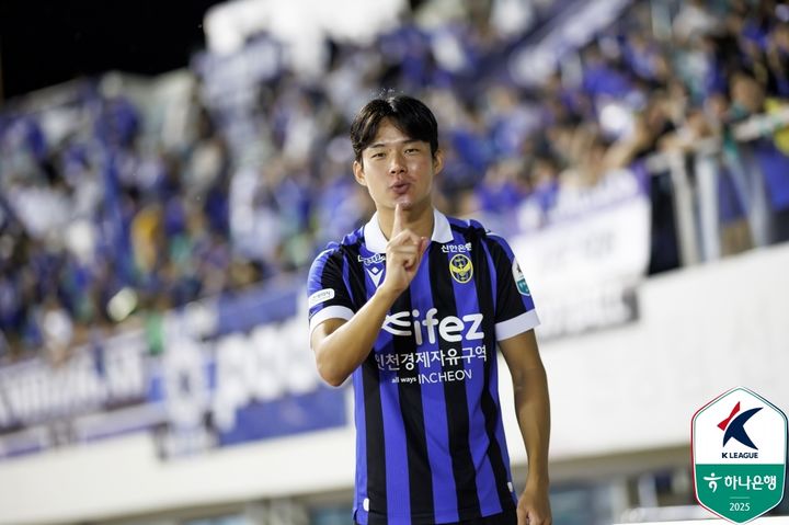 [서울=뉴시스]K리그2 영플레이어상 인천 박승호. (사진=한국프로축구연맹 제공)