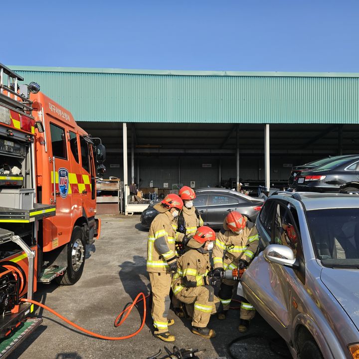 [대구=뉴시스] 대구 서부소방서는 서구 이현동에 있는 광역종합폐차장에서 교통사고 대비 인명구조 훈련을 했다. (사진=대구서부소방서 제공) 2025.12.01. photo@newsis.com *재판매 및 DB 금지