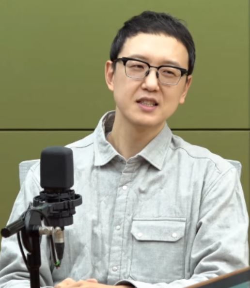 [뉴시스] '서울 자가에 대기업 다니는 김부장 이야기' 원작 소설을 쓴 송희구(42) 작가. (사진=CBS '김현정의 뉴스쇼' 캡처) *재판매 및 DB 금지