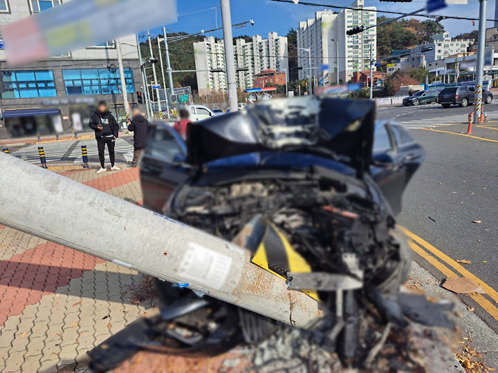 [울산=뉴시스] 구미현 기자 =1일 오후 12시 38분께 중구 명정사거리에서 60대 운전자 A씨가 몰던 승용차가 인도에 설치된 전신주를 들이받았다. (사진=울산경찰청 제공) photo@newsis.com *재판매 및 DB 금지
