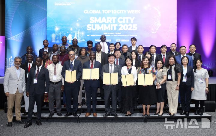 [인천=뉴시스] 1일 인천 연수구 송도컨벤시아 그랜드볼룸에서 열린 'IFEZ 스마트시티 서밋 2025' 행사에서 참석자들이 기념사진을 촬영하고 있다. (사진=인천경제청 제공) 2025.12.01. photo@newsis.com