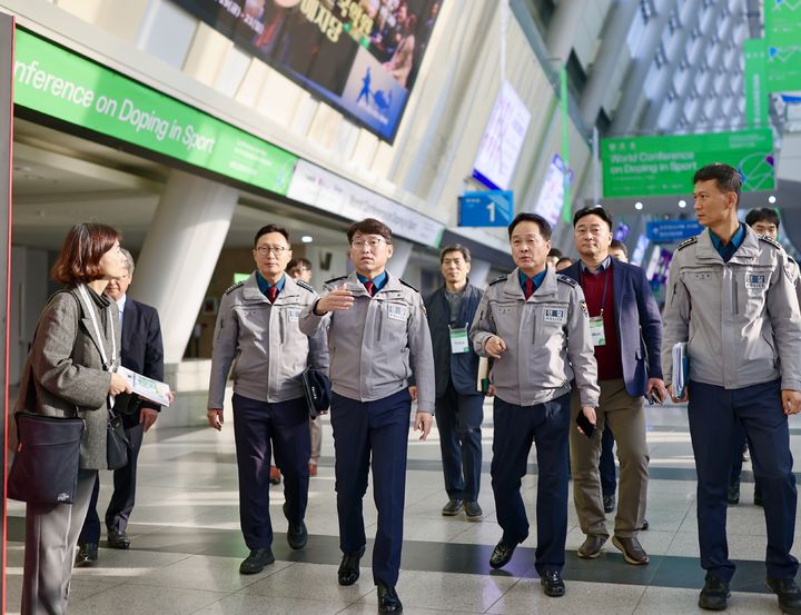 [부산=뉴시스] 엄성규 부산경찰청장이 오는 1일부터 5일간 개최되는 '2025 세계도핑방지기구 총회'와 관해 본회의가 치러지는 해운대 벡스코를 찾아 현장 안전 점검을 실시했다. (사진=부산경찰청 제공) 2025.12.01. photo@newsis.com *재판매 및 DB 금지